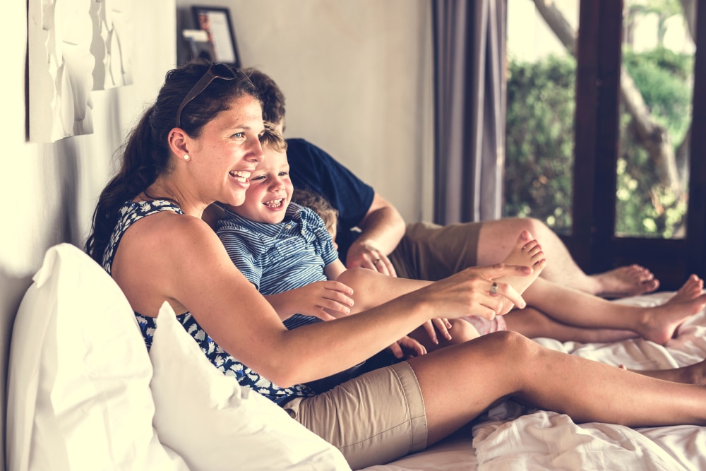 famille au camping qui profite de la TV