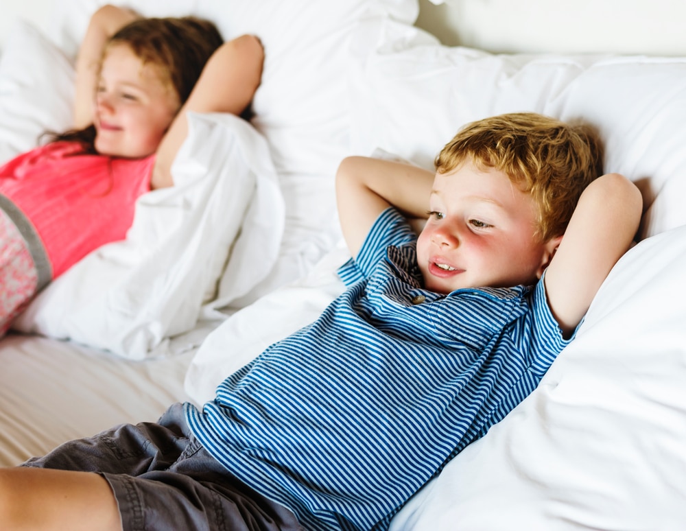 enfants qui profitent du chromecast hotel