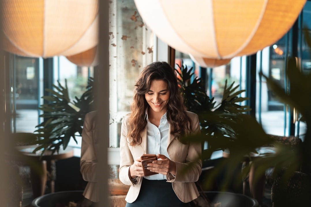 femme utilisant l'offre digitale