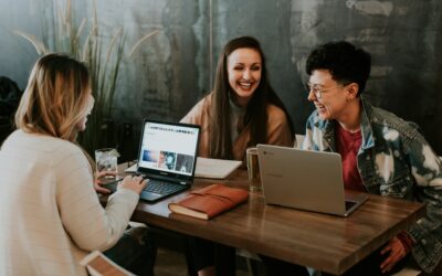 Groupe d'étudiants révisant autour d'une table