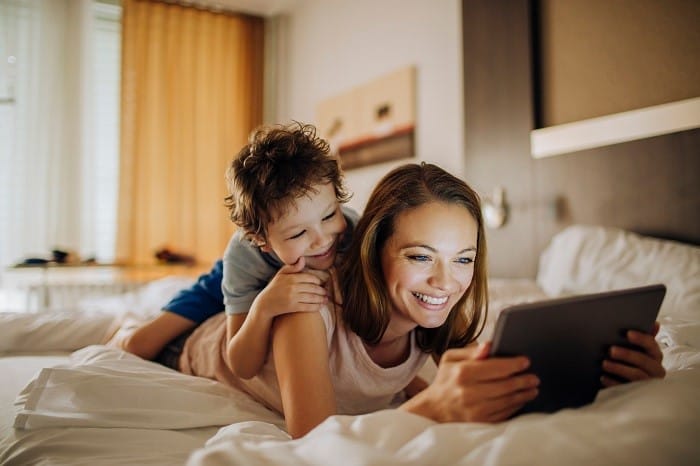 Femme utilisant le Wifi